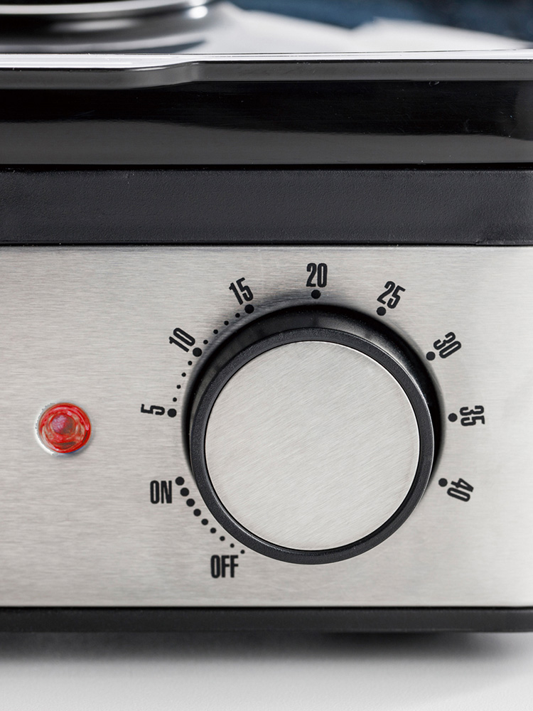 Russell Hobbs（ラッセルホブス）のミニスチーマー。ステンレス製でコンパクトなデザイン、付属のスープトレイやスチーム皿がセットになっています。家庭用小型キッチン家電として使用可能。