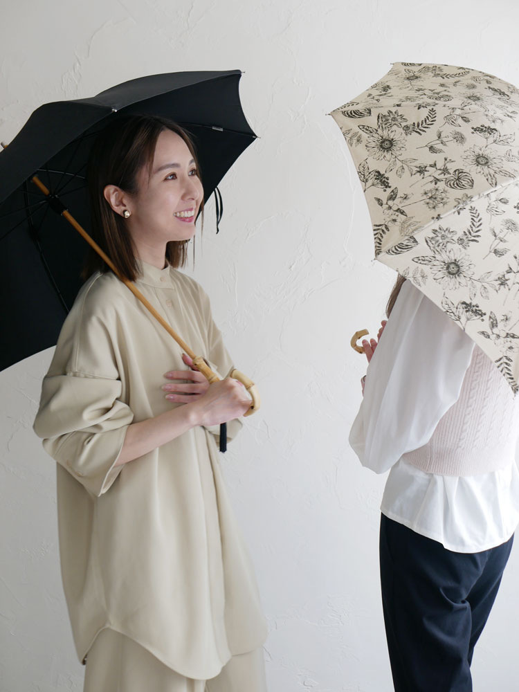 because(ビコーズ)のプレーンカラー傘、鉄製の骨とバンブーハンドルを備えたスタイリッシュな黒色デザイン