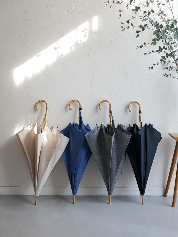 ビコーズのボタニカルプリント傘。天然素材のバンブーハンドルとトライアングル型の骨構造を持つ軽量の鉄製傘。