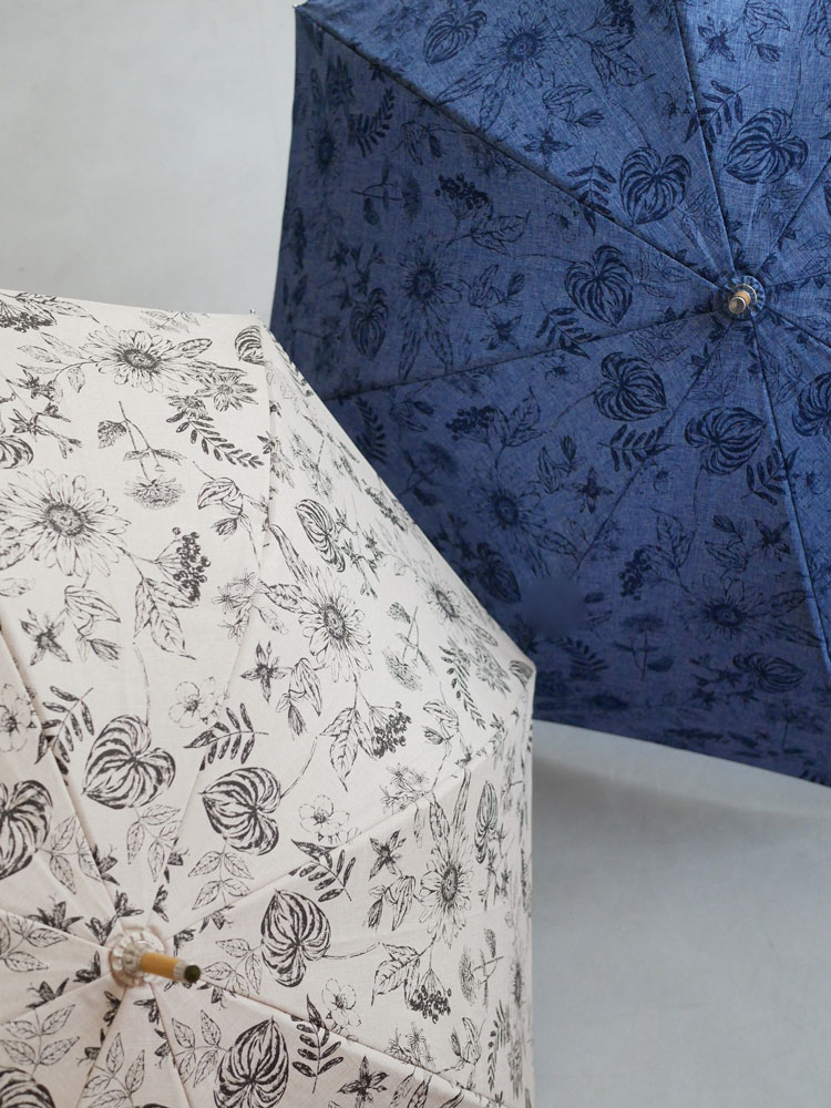 because（ビコーズ）のボタニカルプリント柄ネイビー傘、バンブーハンドル付き