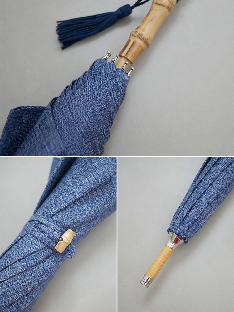 because（ビコーズ）のプレーンカラーまたはボタニカルプリント柄の傘。ポリエステル生地とバンブーハンドル、8本の鉄製骨を備えた約67cmの耐久性のある傘。ブラック、グレー、アイボリー、ネイビーから選べます。