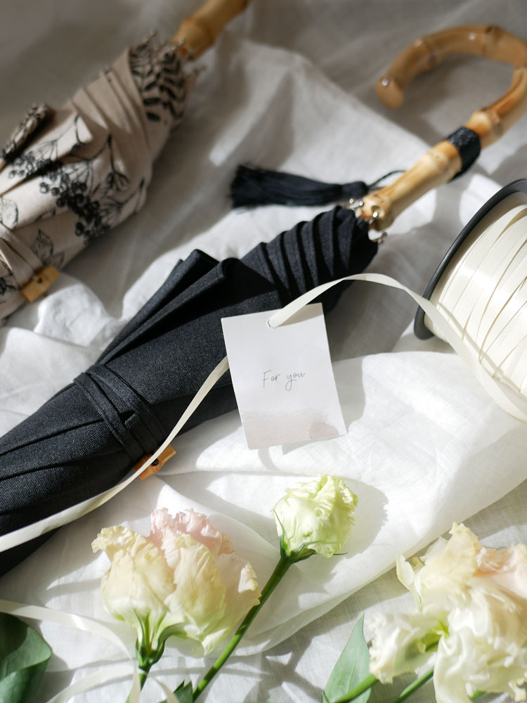 because（ビコーズ）のプレーンカラー傘。ポリエステル100％の生地に鉄製の親骨を使用し、バンブーハンドル付き。全長約67cm、直径80cmの軽量防水傘。