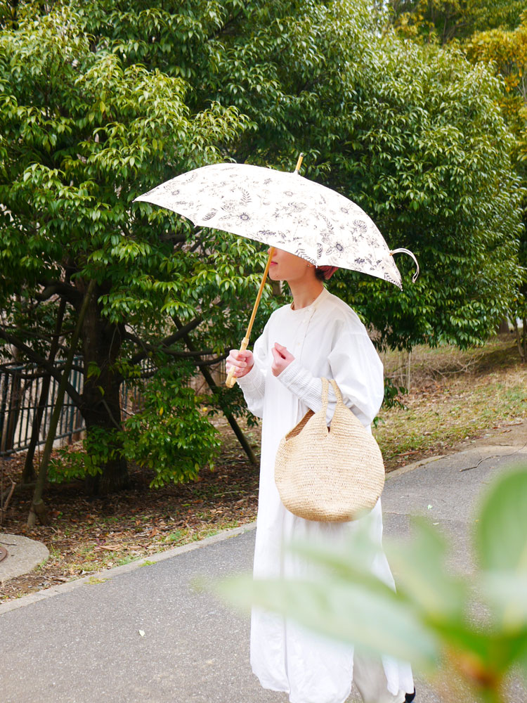 ビコーズのプレーンカラー傘。ポリエステル100％の生地で直径80cm、バンブーハンドルを備えたシンプルなデザイン。日よけに最適なアイテム。