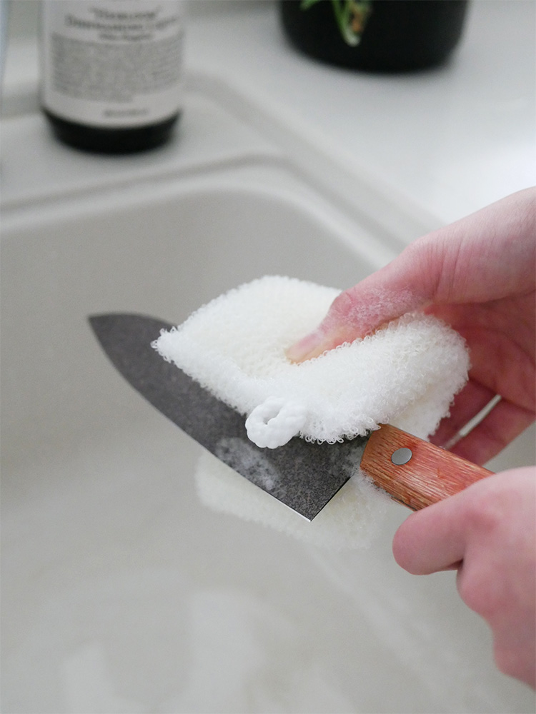 協和工業のスーパーストーンバリア包丁と専用シャープナーのセットがキッチンカウンターに並べられている様子