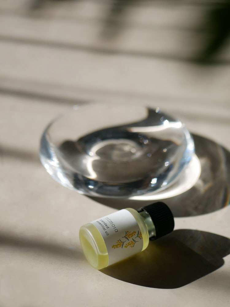 ジャスミンティーリードディフューザー用液体を入れた生活の木のガラスボトル