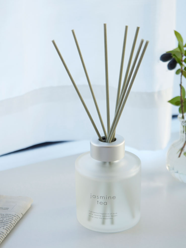 【生活の木】季節限定ジャスミンティー香りのリードディフューザー、ハンドクリーム、ハンドウォッシュがラベル付きプラスチックボトルに入れて並べられている様子