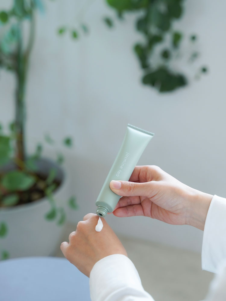 生活の木の季節限定ジャスミンティー香りシリーズ、リードディフューザー、ハンドクリーム、ハンドウォッシュが並んでいる製品写真