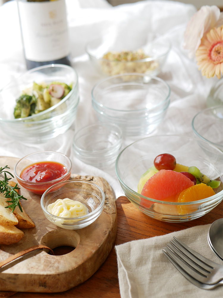 DURALEXデュラレックスの全面物理強化ガラス製リスボウルに果物や野菜が盛られ、食卓に配置されているテーブルウェアの写真