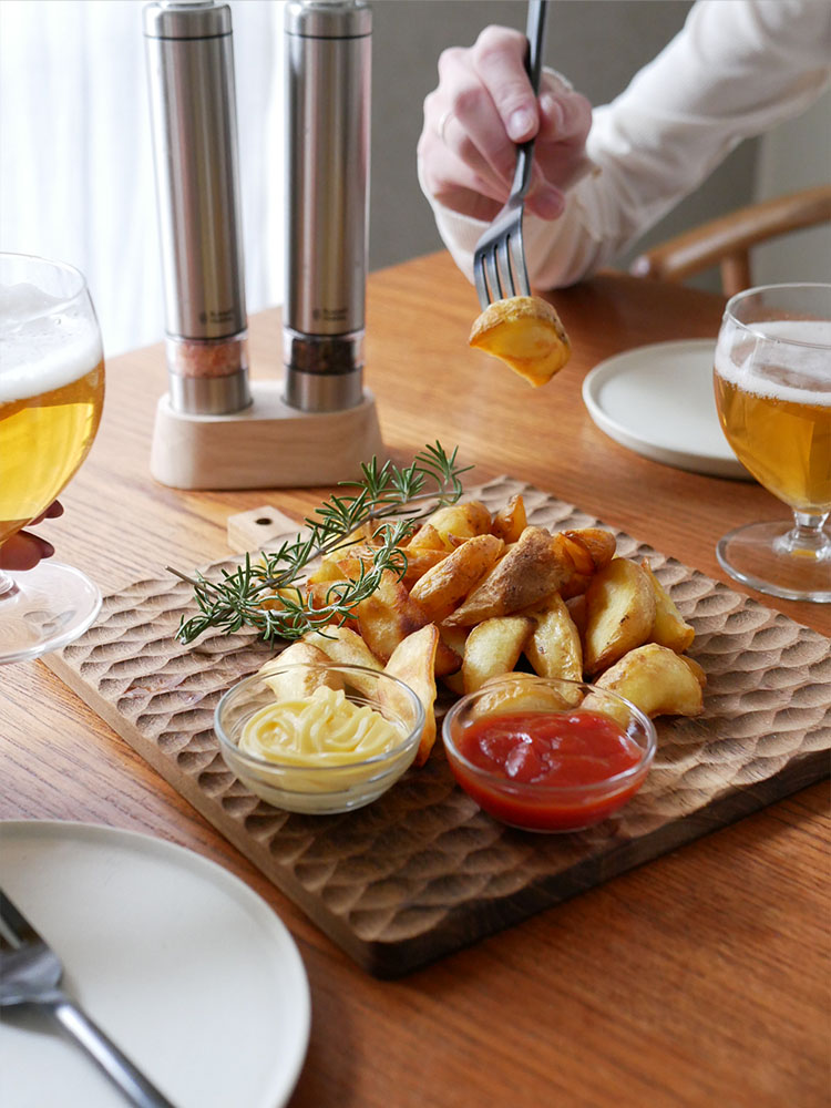 DURALEXの全面物理強化ガラス製リスボウルに盛られた新鮮な食材がテーブル上に配置された写真