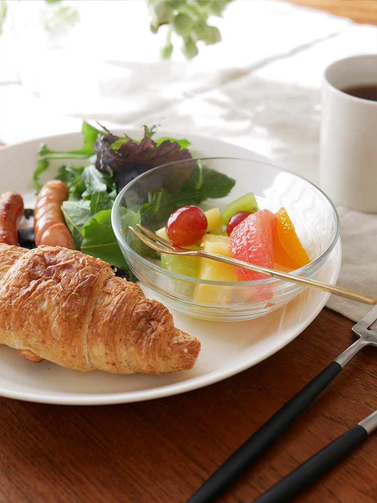 デュラレックスのリスボウルに盛られたクロワッサンと果物の朝食セット