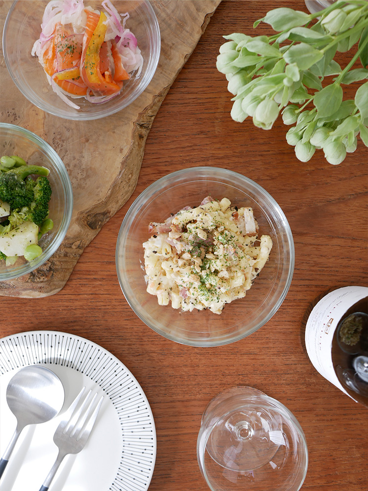 デュラレックス リスボウルに盛られたサラダと食器がテーブル上に配置されている様子
