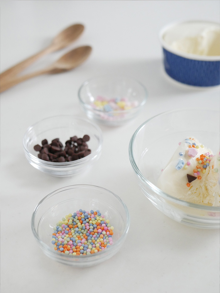 全面物理強化ガラス製のDURALEXリスボウルに盛られたデザートとスプーンの写真