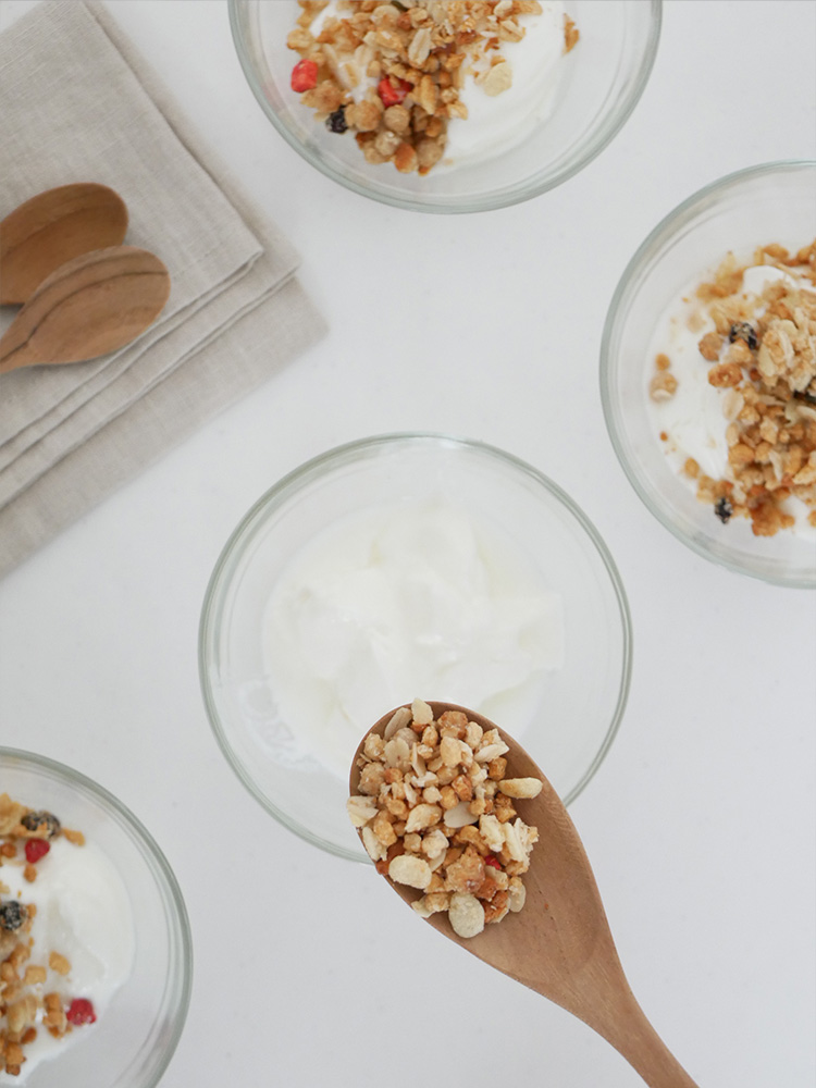 デュラレックス製全面物理強化ガラスのリスボウルに、朝食用シリアルとスプーンが入った様子