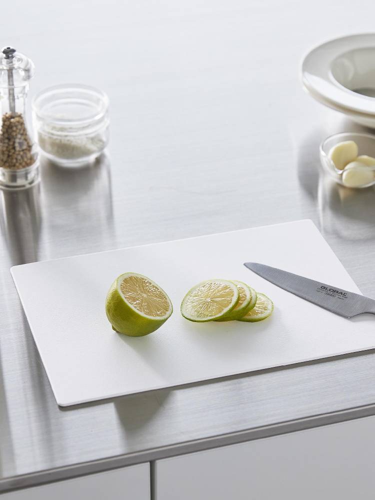 抗菌シートまな板の上にレモンや果物が並べられたキッチン用品の写真