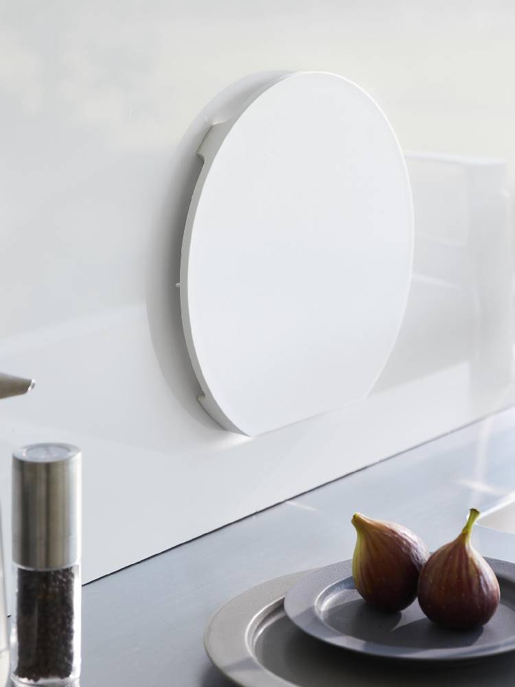 食洗機対応のマグネット抗菌まな板「tower/タワー」がキッチンのスチール壁に取り付けられている様子