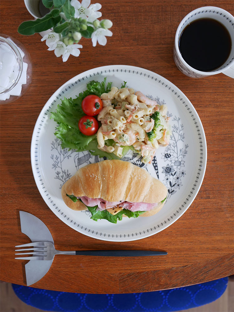 アラビア エミリア プレートに盛り付けられた野菜料理と磁器製の食器がテーブルに美しく配置された写真