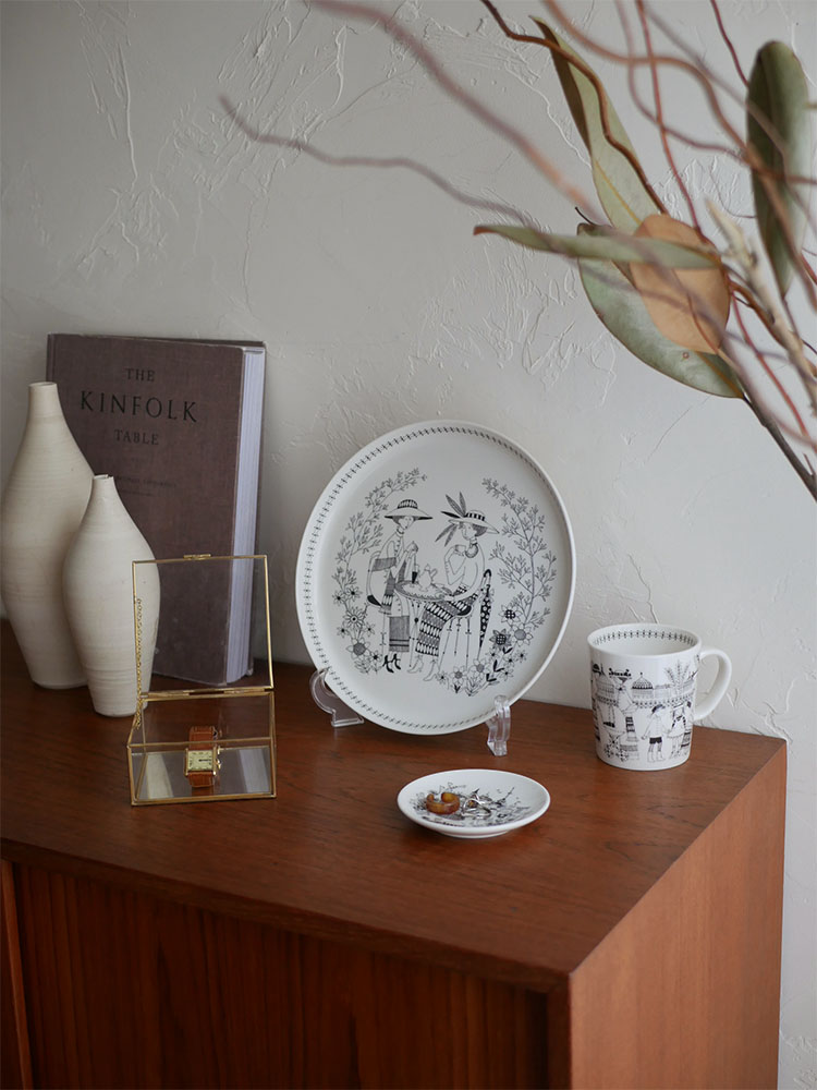 アラビアエミリアプレート、ベージュの磁器製で150周年記念バックスタンプ入り、複数サイズ展開