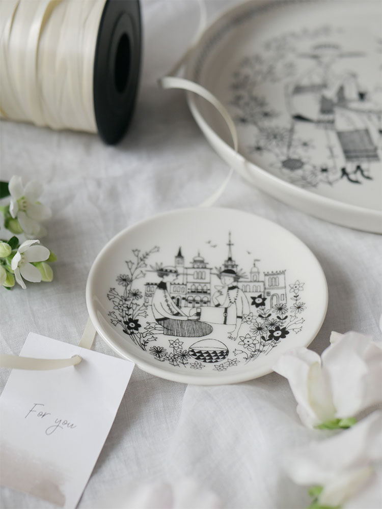 アラビア エミリア プレート、磁器製ベージュ色、150周年記念特別バックスタンプ付き