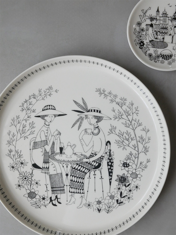 アラビアエミリアシリーズのベージュ色磁器プレート、背面に150周年記念のバックスタンプ入り