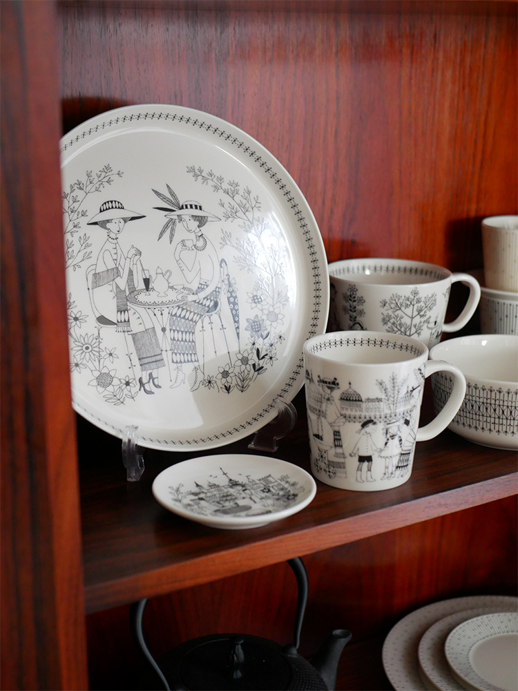 アラビア製磁器のエミリアプレートがベージュ色で美しいデザインとともにテーブルに配置されている様子