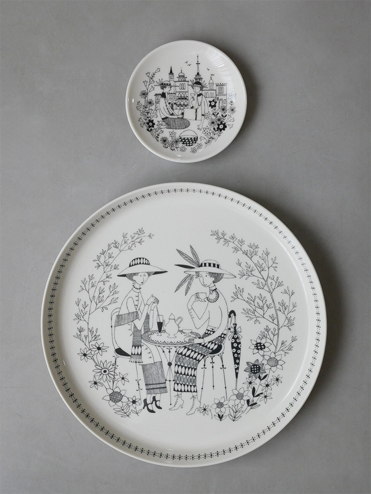 アラビア製ベージュ色のエミリア磁器プレートで、150周年記念のバックスタンプが刻まれています。