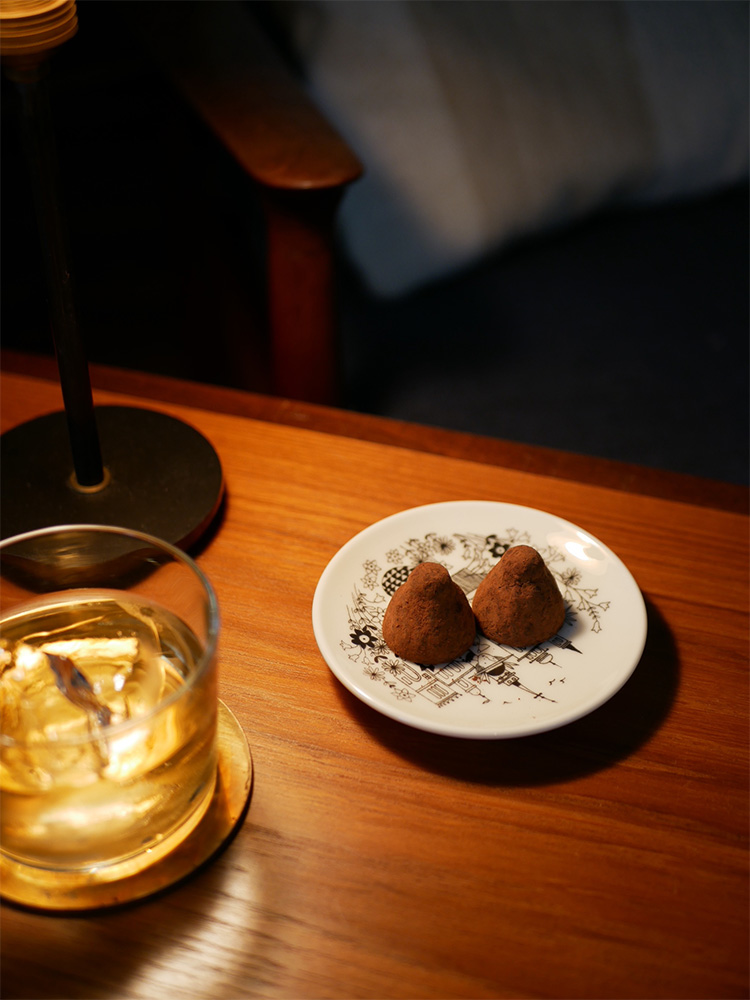 アラビア製エミリアプレートのベージュ色磁器プレート。150周年記念の特別なバックスタンプが入っており、食事用として使用可能です。