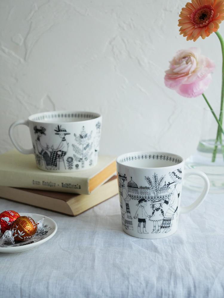 アラビア エミリア ベージュ磁器マグ、150周年記念バックスタンプ入り