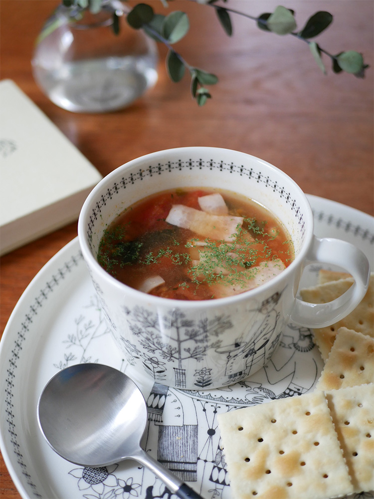 アラビア製エミリアマグカップ、白磁で300mlと400mlの容量があり、冷凍庫、電子レンジ、オーブン、食洗機に対応可能なタイ製の飲み物用カップ