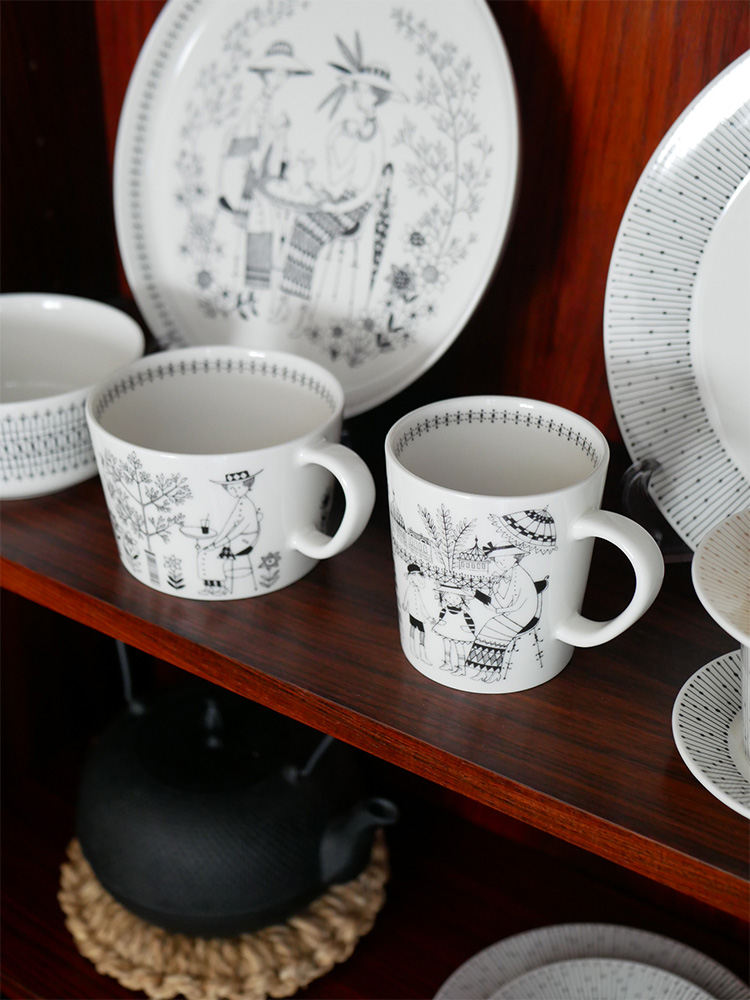 アラビア エミリアの磁器製マグカップとティーカップのセット。ベージュ色、タイ製。