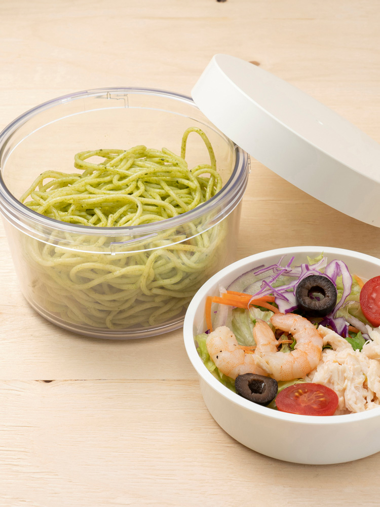 保冷機能付きジェルクールランチボックスに盛り付けられたスパゲッティと野菜