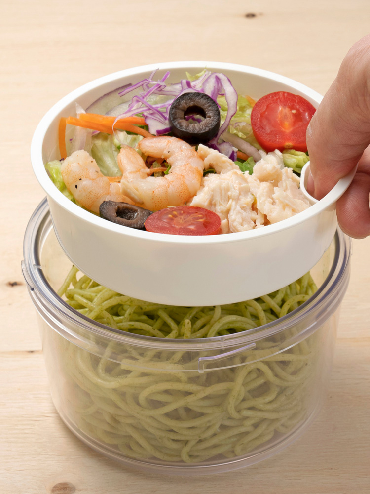 保冷蓋付きジェルクールランチボックスに野菜や果物が入っている