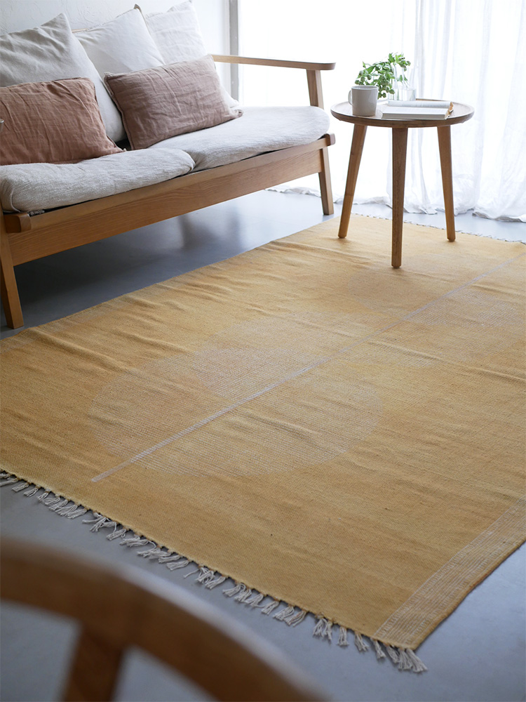 インド製100％コットンのアデペシュマニエールラグが木製の床に美しく敷かれている様子