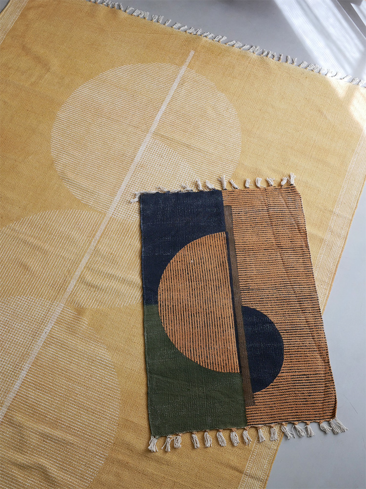 アデペシュ マニエール コットン ラグとマットの織り模様が見える画像