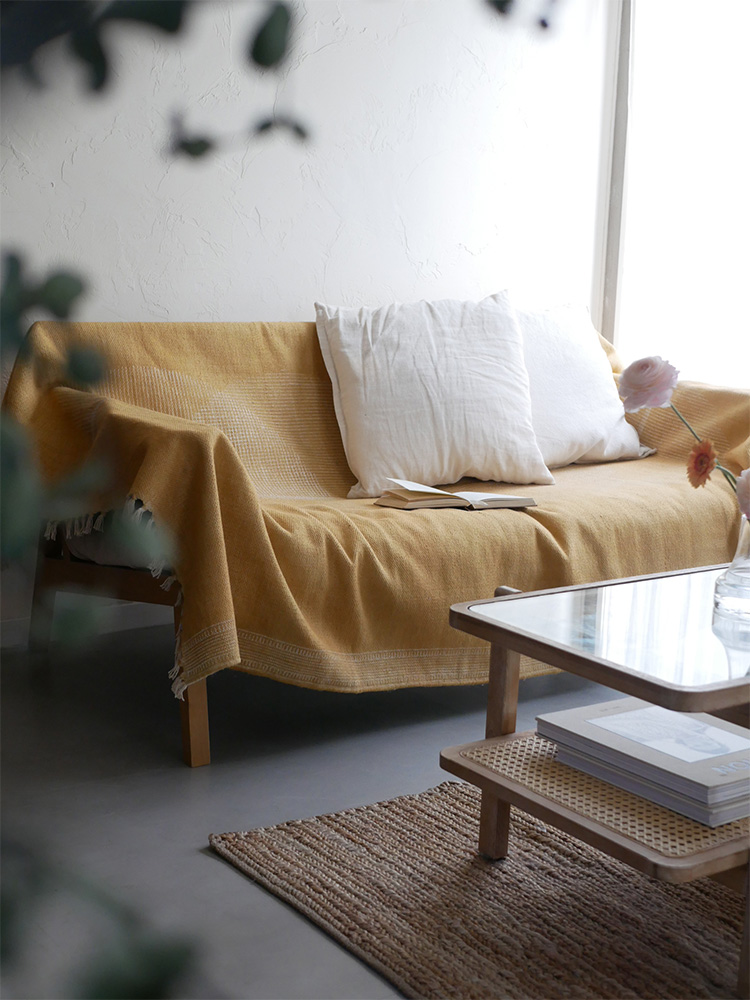 アデペシュ マニエール コットンラグが木製フローリングのリビングルームに敷かれた様子