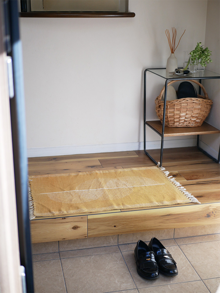 アデペシュのマニエール コットンラグが木製フローリングに敷かれている様子