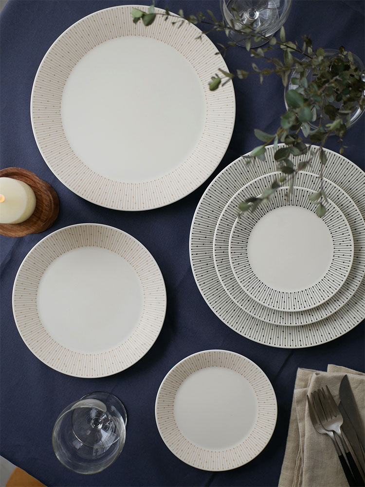 アラビアの磁器製マイニオプレート。ベージュ色で150周年記念の特別バックスタンプが入った美しいディナーウェアの一部。