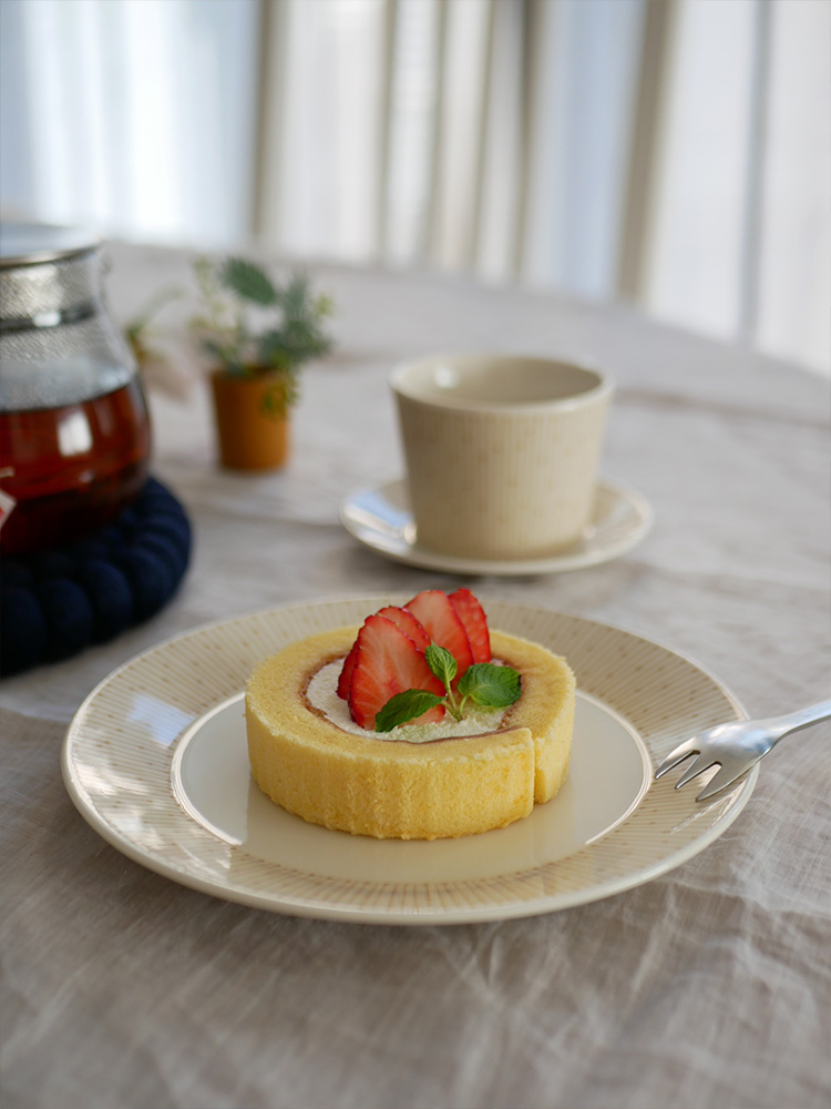 アラビア製マイニオプレートに盛られたケーキと果物