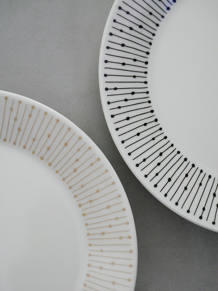 アラビア製ベージュの磁器マイニオプレートセット。15cm、19cm、25cmの異なるサイズが並べられている