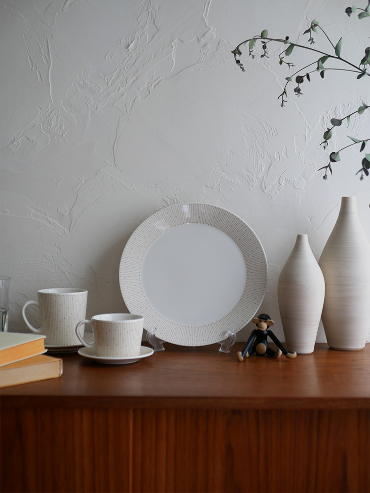 アラビア マイニオ プレート、白磁製のセラミックプレートで、15cm、19cm、25cmのサイズがあります。