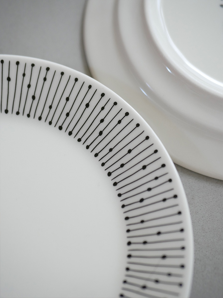 アラビアのマイニオプレート、磁器製ベージュ色で150周年記念のバックスタンプが入ったプレート