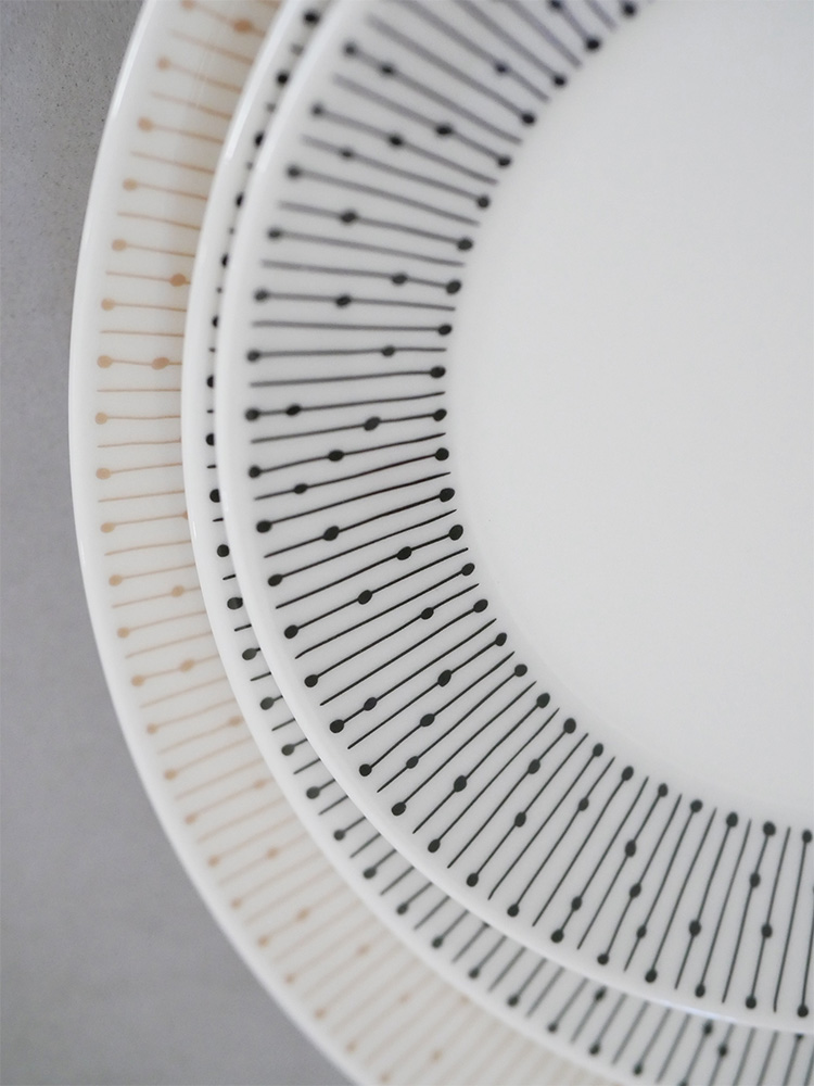 アラビアのマイニオプレートセット。ベージュ色の磁器製プレートが複数サイズ（15cm、19cm、25cm）揃っており、洗練されたデザインが特徴的です。