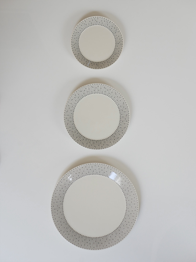 アラビア製マイニオプレートの磁器皿セット、異なるサイズのオーバル型プレートが並んでいる