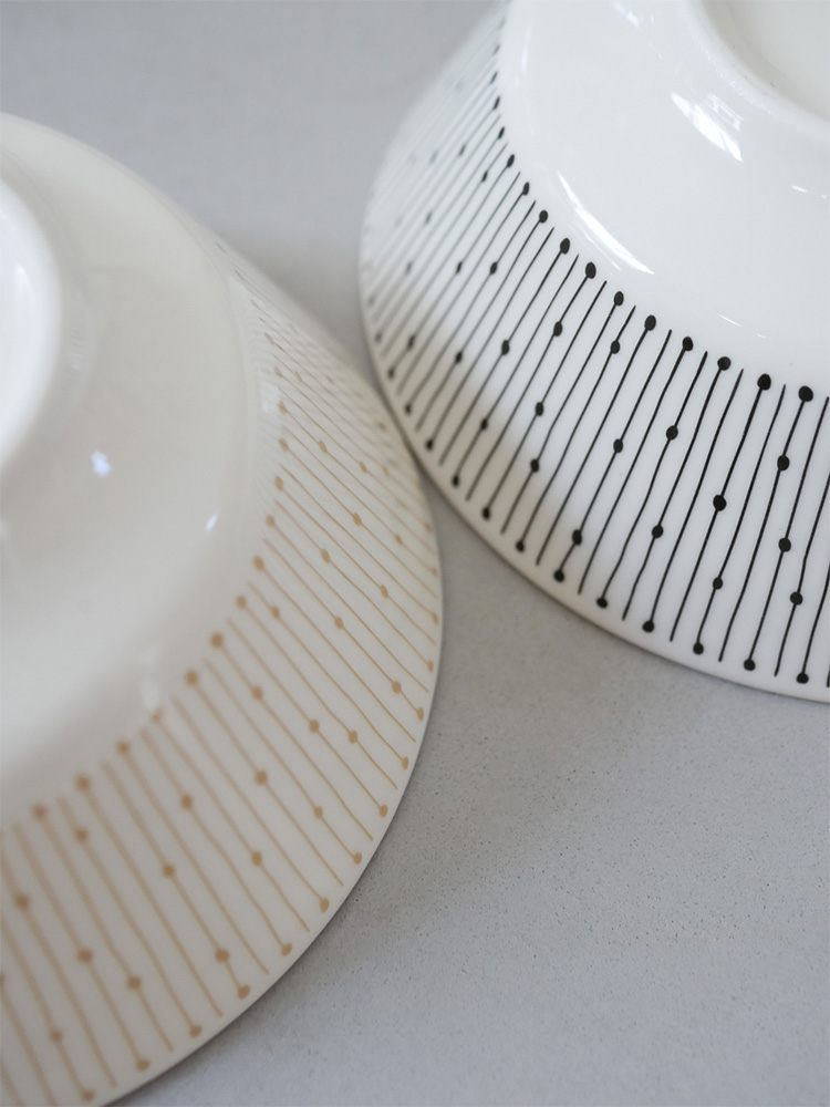 アラビア製マイニオボウル、磁器製で13cmと17cmのサイズがあり、ベージュ色のキッチン用食器