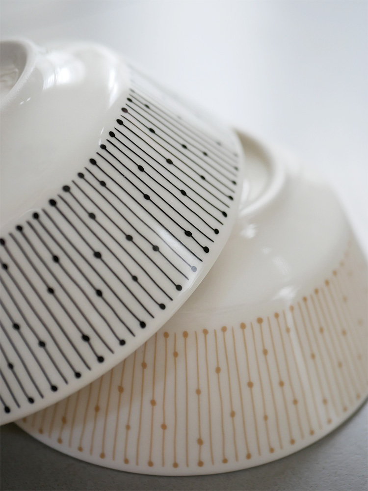 アラビア製マイニオボウル、ベージュ色の磁器食器、150周年記念バックスタンプ入り