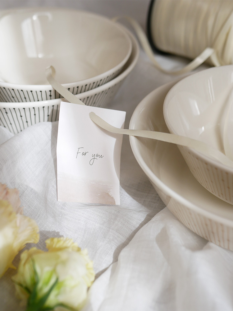 アラビアのマイニオディナーウェアセット。磁器製のボウル、プレート、フォークが含まれ、ベージュのバックスタンプ入りでエレガントな食卓を演出します。