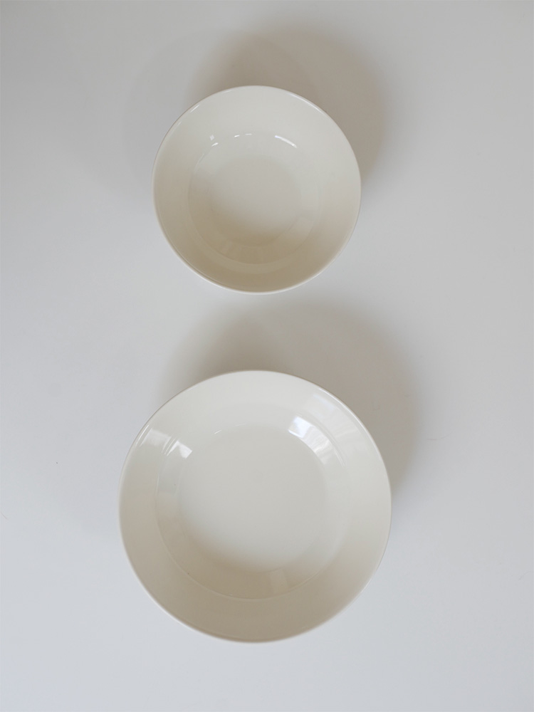 ルーマニア製アラビアのベージュ色磁器ボウルセット。13cmと17cmのサイズがあり、150周年記念のバックスタンプが施されています