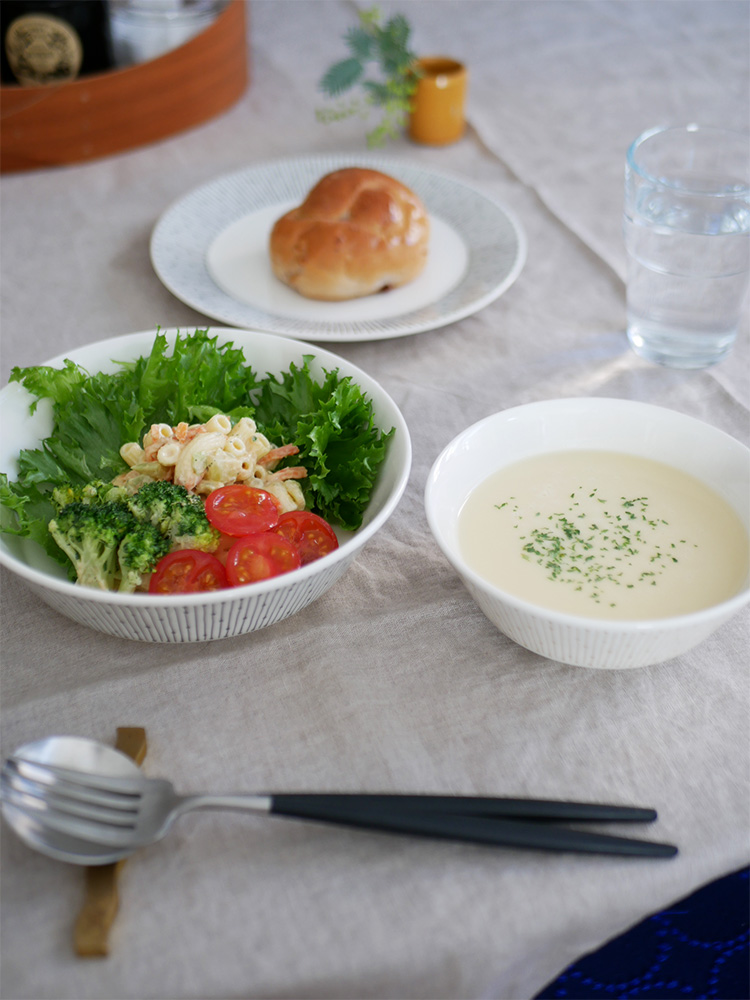 アラビア製ベージュのマイニオボウル。13cmと17cmの磁器ボウルが並んでいる写真。