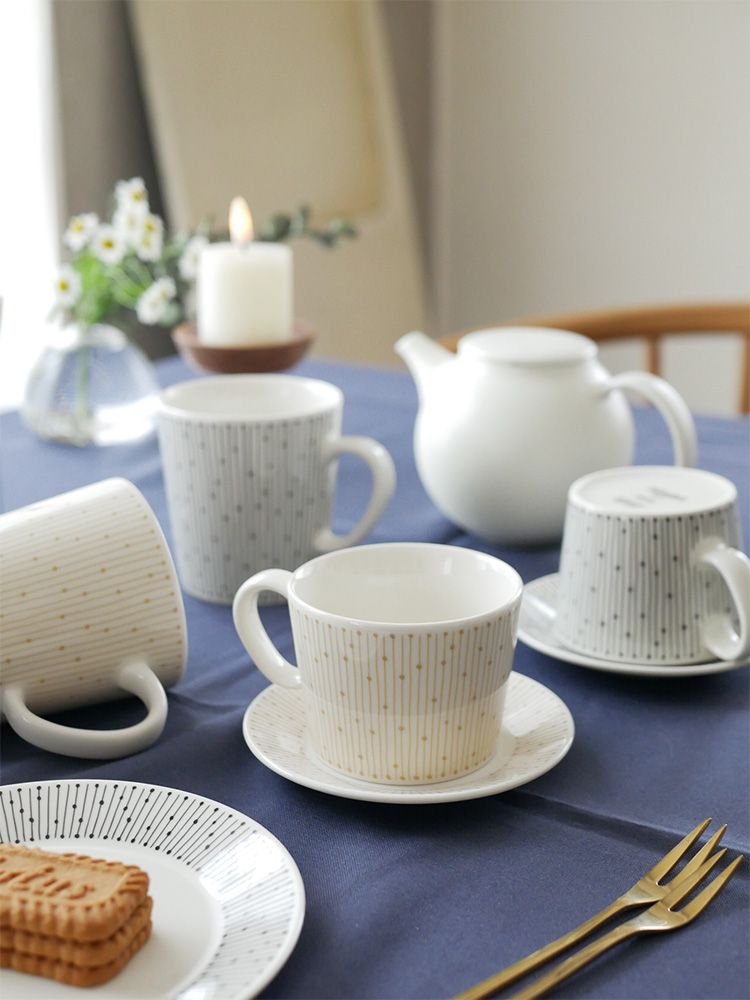 アラビアマイニオのベージュ磁器製カップ＆ソーサーのセット