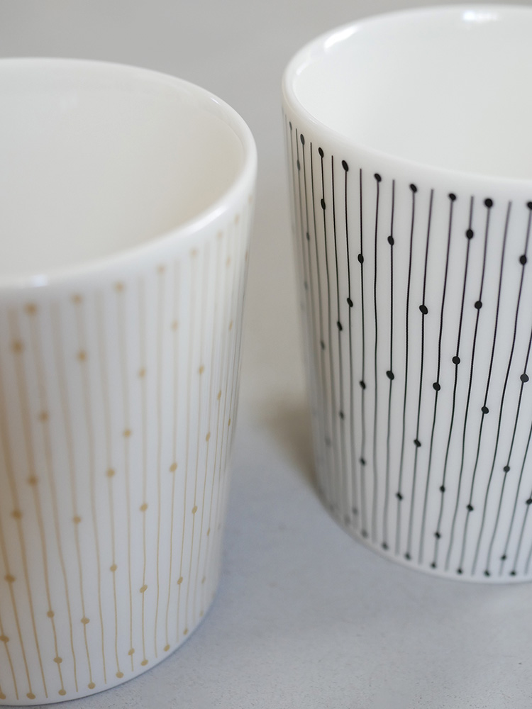 アラビア製マイニオカップとソーサーのベージュ色磁器セット、150周年記念バックスタンプ入り