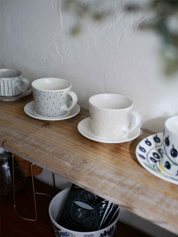 アラビアマイニオのベージュ陶磁器製カップとソーサー、マグのセット